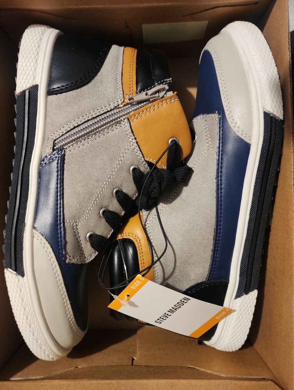 Boys High Top Sneakers. Steve Madden. Size 5 NWT Grey/Blue Back To School